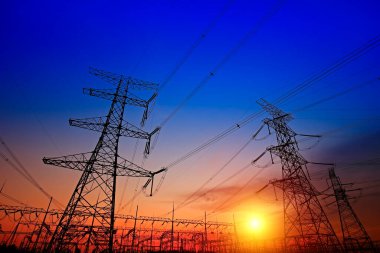 Pylon, yüksek voltajlı kule gökyüzü arka planı.