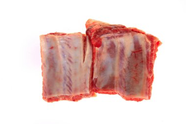 beyaz zemin üzerine taze domuz pirzolası