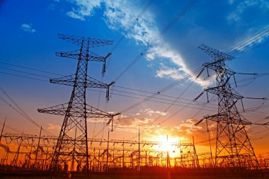 Elektrik kuleleri, güç ekipmanları.