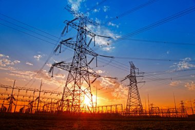 Gün batımında elektrik enerjisi akımı 