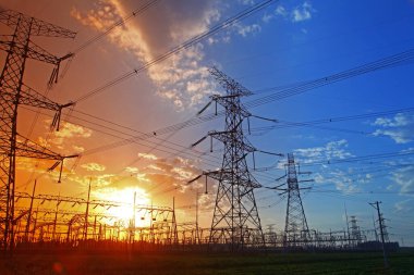 Gün batımında elektrik enerjisi akımı 
