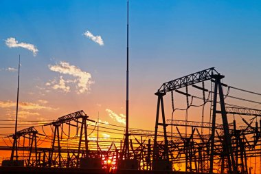 Gün batımında elektrik enerjisi akımı 