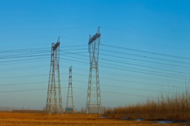 Yüksek voltajlı elektrik kulesi hattı