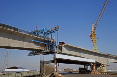 Köprü yapım aşamasındadır
