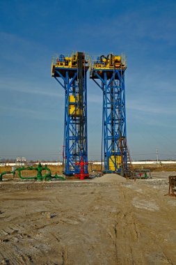 Boru ve valf petrol alanları, endüstriyel ekipmanlar.