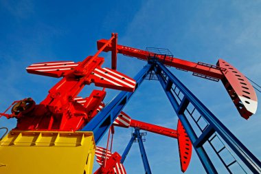 Boru ve valf petrol alanları, endüstriyel ekipmanlar.