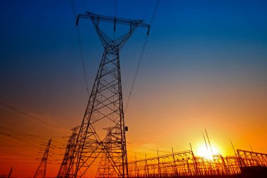 Gün batımında elektrik enerjisi akımı 