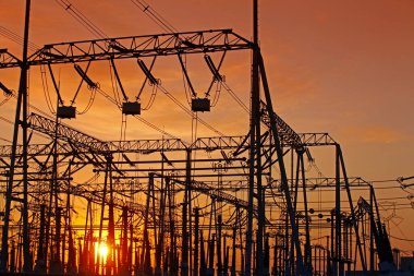 Gün batımında elektrik enerjisi akımı 