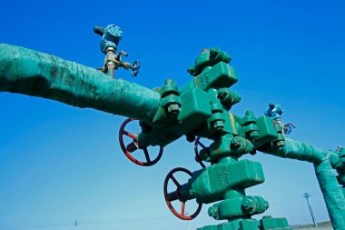 Petrol sondaj boruları ve vanalar. 