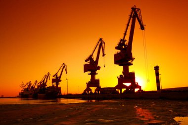 Gün batımında çalışmak için iskele vinci