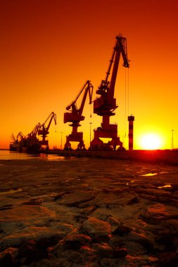 Gün batımında çalışmak için iskele vinci