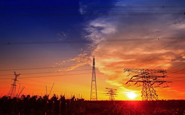 パイロン 高電圧タワー空の背景 — ストック写真