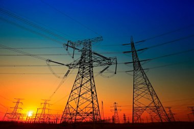 Pylon, yüksek voltajlı kule gökyüzü arka planı.