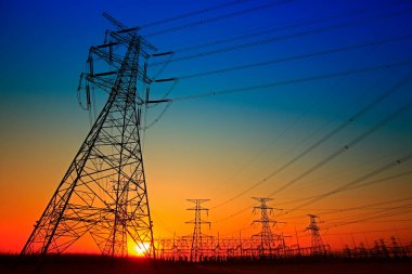 Pylon, yüksek voltajlı kule gökyüzü arka planı.