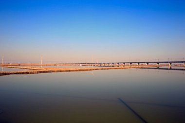 Nehirde yükseltilmiş beton köprü