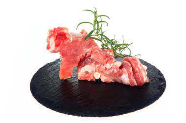 beyaz zemin üzerine taze domuz pirzolası