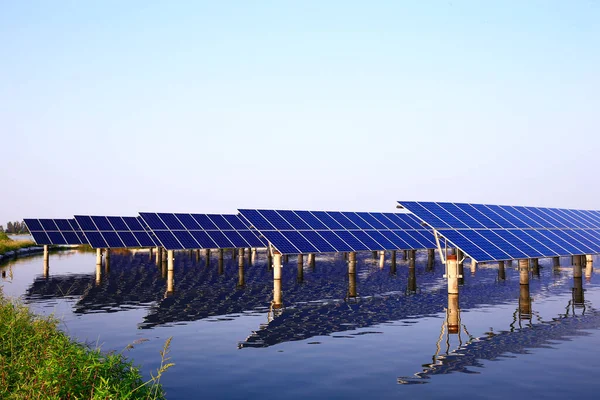 Panele Fotowoltaiczne Słoneczny System Wytwarzania Energii Fotowoltaicznej Wodzie — Zdjęcie stockowe