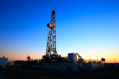 Gün batımında pilon, çok güzel.