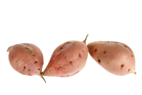 Reife Süßkartoffeln Auf Weißem Hintergrund — Stockfoto