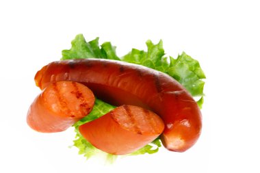 Beyaz arka planda izole edilmiş sosisler.