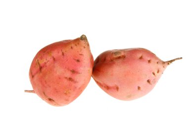 Beyaz arka planda olgun tatlı patatesler