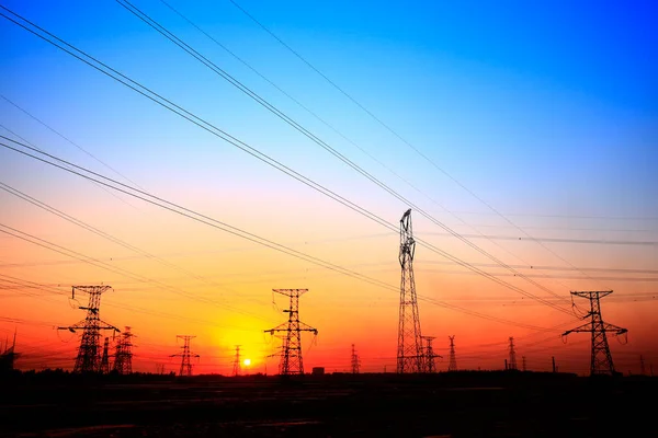 日没の高電圧塔 — ストック写真
