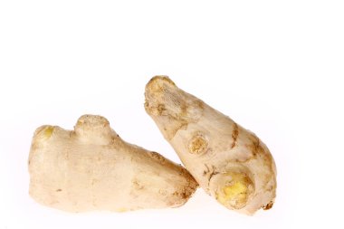 Beyaz arka planda izole edilmiş taze kızıl.