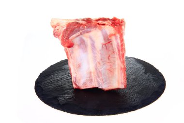 beyaz zemin üzerine taze domuz pirzolası