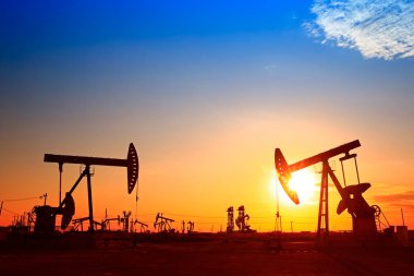 Petrol pompası, endüstriyel ekipman, petrol çıkarma.