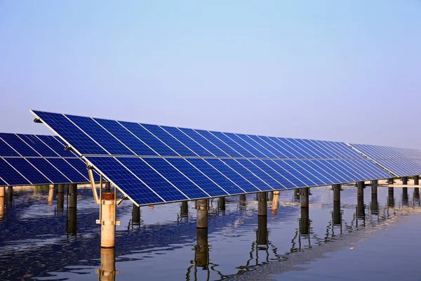 Pannelli Fotovoltaici Solari Impianto Generazione Energia Solare Fotovoltaica Acqua — Foto Stock