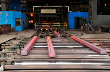 Çelik fabrikasının üretim hattında sıcak çelik 