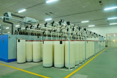 Örgü üretim hattı fabrikasında pamuk grubu 