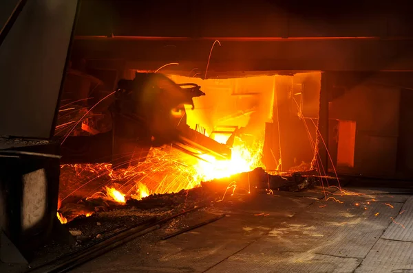 炼钢厂冶炼工业的火花 — 图库照片