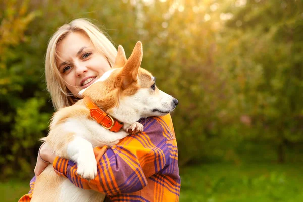 Portrait of a woman with a dog corgi breed. — Stock Photo, Image