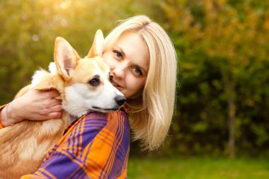 Corgi cinsi köpeği olan bir kadının portresi..