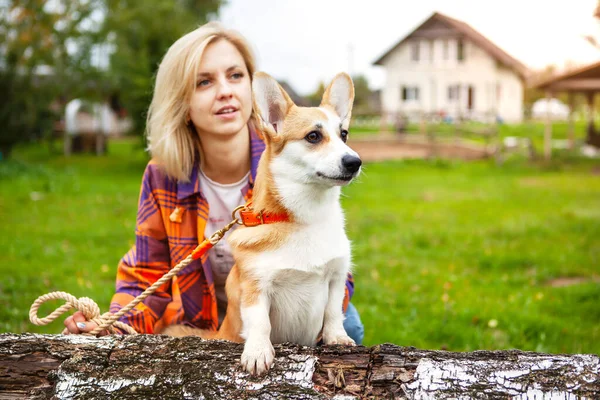 Portrait of a woman with a dog corgi breed. — Stock Photo, Image