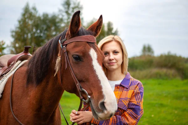 Mulher Loira Jovem Bonita Com Cavalo Retrato Conceito Amor Pela — Fotografia de Stock