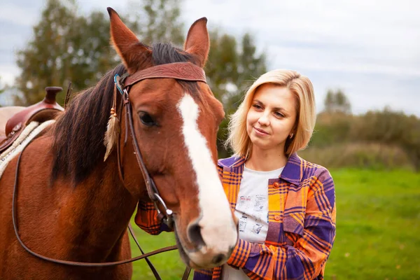 Hermosa Joven Rubia Con Caballo Ella Mira Caballo Acaricia Abraza —  Fotos de Stock