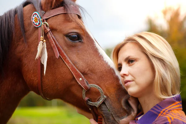 Hermosa joven rubia con un caballo, retrato. —  Fotos de Stock