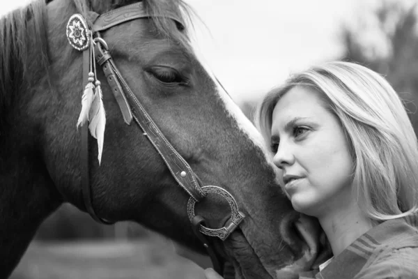 Hermosa joven rubia con un caballo, retrato. —  Fotos de Stock