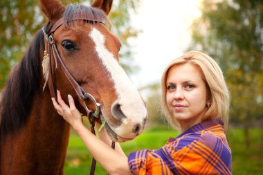 Güzel, genç, sarışın bir at ve bir portre..