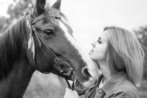Hermosa joven rubia con un caballo, retrato. — Foto de Stock