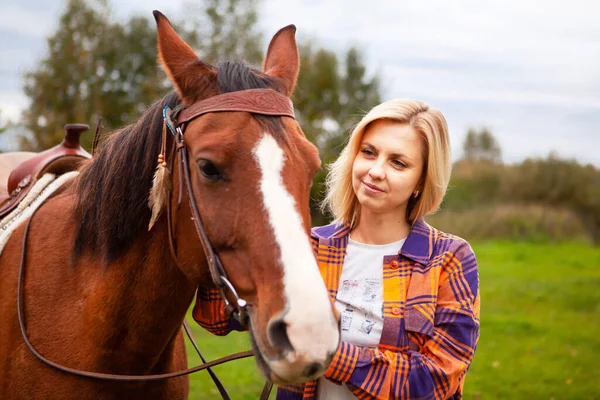 Hermosa joven rubia con un caballo, retrato. —  Fotos de Stock