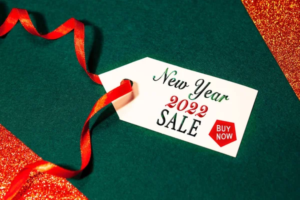 テキスト付き割引ラベル 新年販売2022 今すぐ購入 エメラルドグリーンの背景に赤いリボンで白 クリスマスと新年のコンセプト — ストック写真
