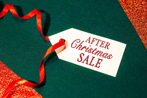 テキストと割引ラベル クリスマスの販売後 エメラルドグリーンの背景に赤いリボンで白 クリスマスと新年のコンセプト — ストック写真