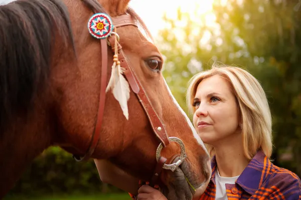 Hermosa Joven Rubia Con Caballo Retrato Concepto Amor Por Naturaleza —  Fotos de Stock