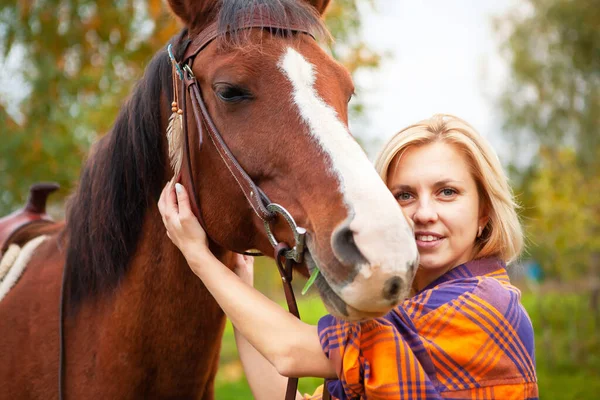Όμορφη Νεαρή Ξανθιά Γυναίκα Άλογο Πορτραίτο Έννοια Της Αγάπης Για — Φωτογραφία Αρχείου