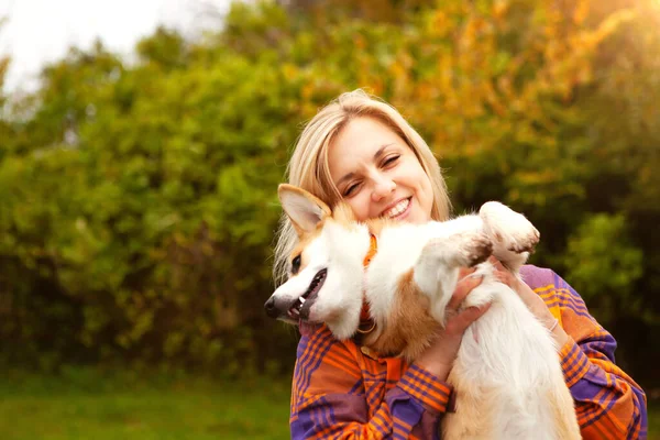 Portrait Woman Dog Corgi Breed Beautiful Blonde Woman Hugs Her — Stock Photo, Image