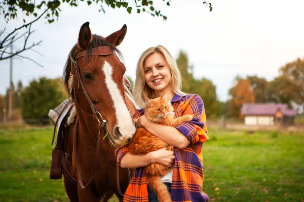 Una Joven Rubia Con Una Camisa Cuadros Sonriendo Sosteniendo Gato —  Fotos de Stock