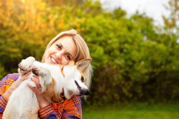Portrait Woman Dog Corgi Breed Beautiful Blonde Woman Hugs Her — Stock Photo, Image